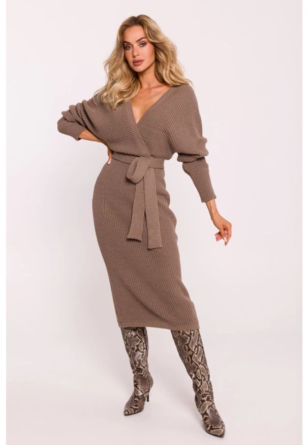 MOE - Dłuższa sukienka swetrowa z dekoltem V i paskiem beżowa. Kolor: beżowy