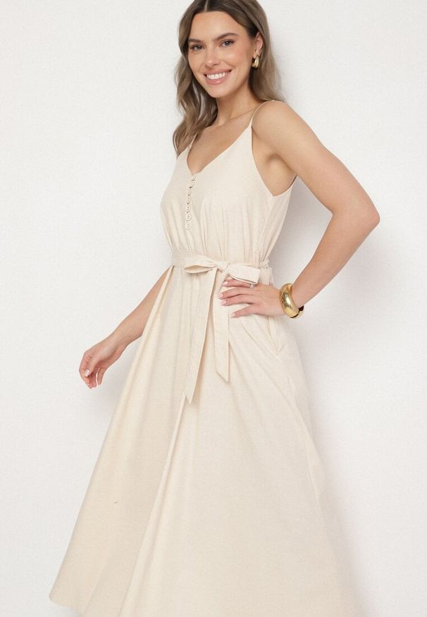 Born2be - Beżowa Sukienka z Wiskozą i Bawełną Ozdobiona Paskiem Saviliae. Kolor: beżowy. Materiał: wiskoza, bawełna. Długość rękawa: na ramiączkach. Wzór: aplikacja. Styl: elegancki