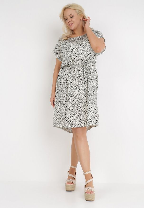 Born2be - Beżowa Sukienka Agatilus. Okazja: na co dzień. Kolekcja: plus size. Kolor: beżowy. Wzór: aplikacja, kwiaty. Typ sukienki: proste, dla puszystych. Materiał: materiał. Długość rękawa: krótki rękaw. Sezon: lato. Styl: casual. Długość: midi