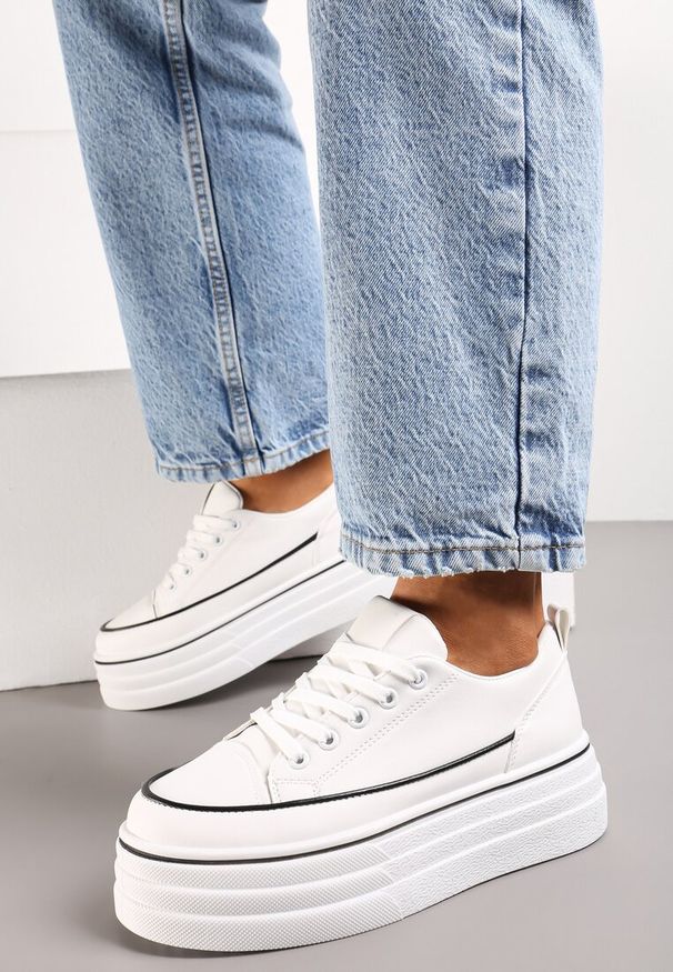 Renee - Białe Trampki na Grubej Platformie Santtes. Kolor: biały. Materiał: jeans. Obcas: na platformie