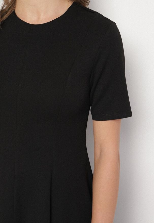 Born2be - Czarna Sukienka Rozkloszowana z Taliowaniem Telorwena. Okazja: na randkę, na wesele, na ślub cywilny. Kolor: czarny. Długość rękawa: krótki rękaw. Styl: klasyczny