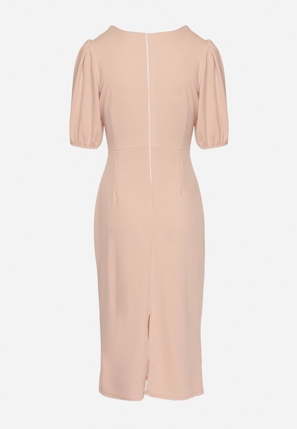 Born2be - Różowa Sukienka o Dopasowanym Kroju z Marszczeniem i Wycięciem w Talii Desannia. Okazja: na co dzień. Kolor: różowy. Długość rękawa: krótki rękaw. Typ sukienki: dopasowane. Styl: casual, klasyczny