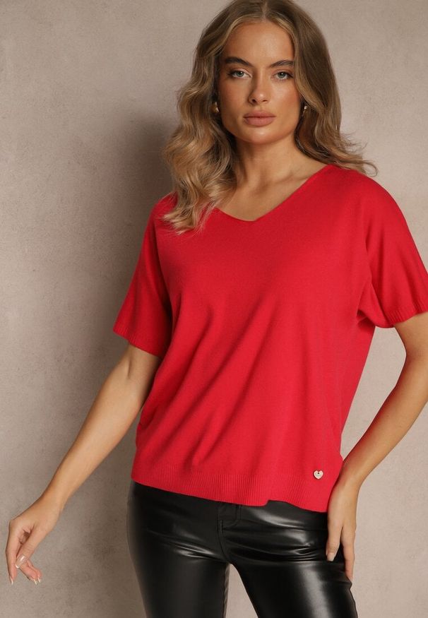 Renee - Czerwony T-shirt z Dzianiny z Dekoltem w Serek Fenalise. Okazja: na co dzień. Typ kołnierza: dekolt w serek. Kolor: czerwony. Materiał: dzianina. Wzór: aplikacja. Styl: casual