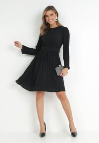 Born2be - Czarna Sukienka Plisowana z Paskiem Flyne. Kolor: czarny. Długość rękawa: długi rękaw. Styl: elegancki. Długość: mini #4