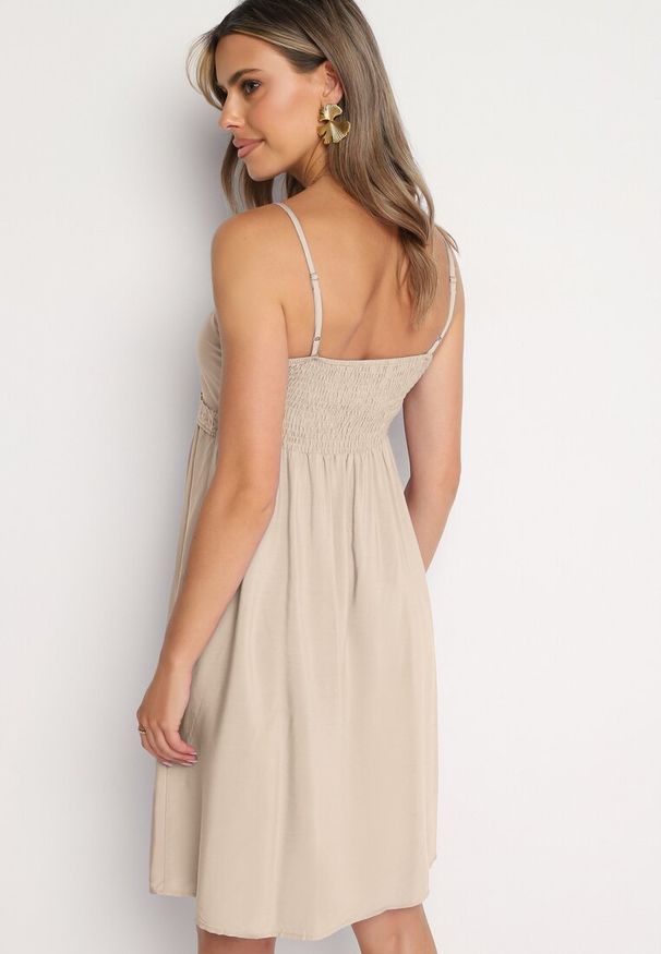 Born2be - Beżowa Sukienka z Wiskozy na Cienkich Ramiączkach z Regulacją Ozdobiona Lampasem i Haftem Nelrissa. Okazja: na imprezę. Typ kołnierza: dekolt w kształcie V. Kolor: beżowy. Materiał: wiskoza. Długość rękawa: na ramiączkach. Wzór: aplikacja, haft