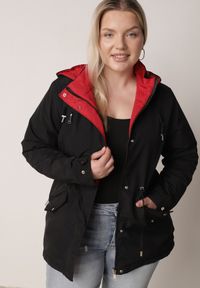 Born2be - Czarno-Czerwona Przejściowa Kurtka Dwustronna Parka z Pikowaniem i Kapturem Tidare. Okazja: na spacer, na co dzień. Kolekcja: plus size. Kolor: czarny. Materiał: poliester, jeans. Styl: casual, sportowy #1