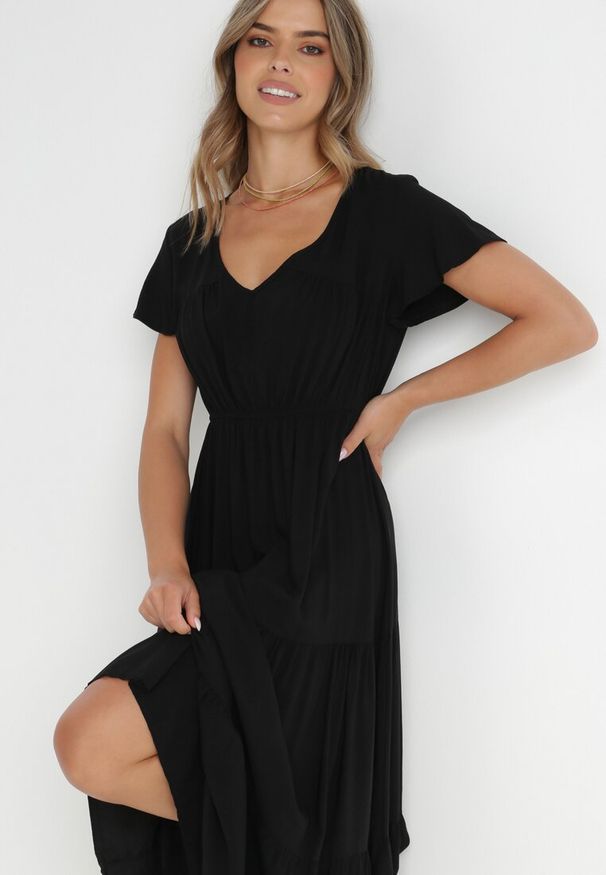 Born2be - Czarna Sukienka z Wiskozy o Rozkloszowanym Kroju Folky. Okazja: na co dzień. Typ kołnierza: dekolt w kształcie V. Kolor: czarny. Wzór: gładki. Typ sukienki: proste. Materiał: wiskoza. Sezon: lato. Styl: casual, elegancki. Długość: midi