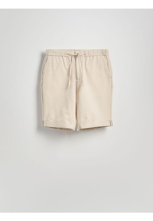 Reserved - Szorty regular z dodatkiem lnu - beżowy. Kolor: beżowy. Materiał: len
