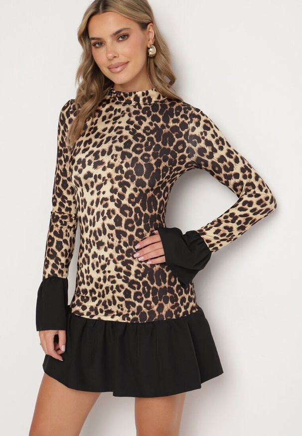 Born2be - Brązowa Taliowana Sukienka w Panterkę ze Stójką i Falbankami Poladi. Okazja: na co dzień. Typ kołnierza: kołnierzyk stójkowy, kołnierz z falbankami. Kolor: brązowy. Długość rękawa: długi rękaw. Wzór: motyw zwierzęcy. Typ sukienki: dopasowane. Styl: elegancki, casual, klasyczny