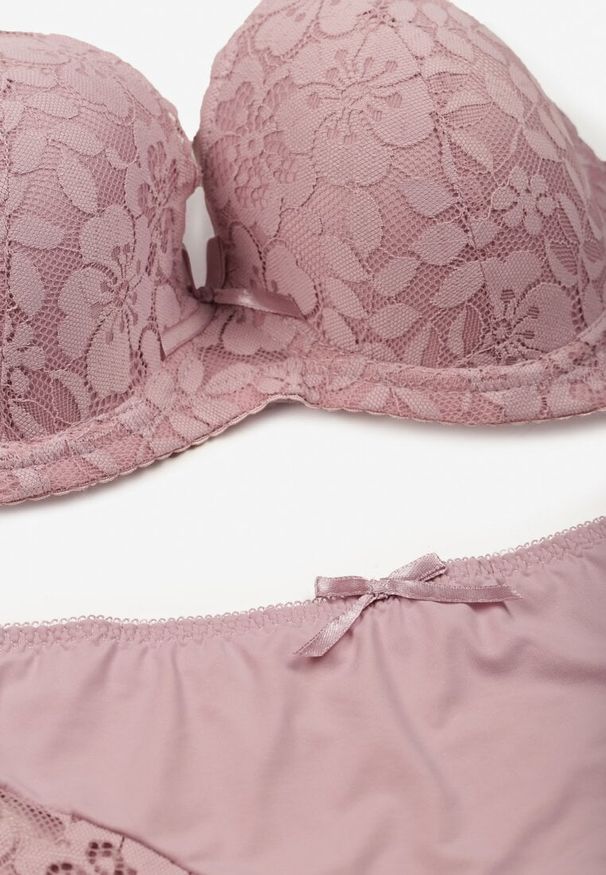 Renee - Jasnofioletowy Koronkowy Komplet Biustonosz i Majtki Figi w Klasycznym Stylu Ezirene. Kolor: fioletowy. Materiał: koronka. Wzór: aplikacja, koronka