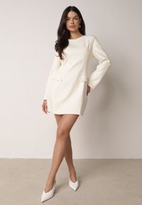 Born2be - Jasnobeżowa Elegancka Sukienka VICES o Trapezowym Kroju z Imitacją Kieszeni Amaliete. Okazja: na spotkanie biznesowe. Kolor: beżowy. Typ sukienki: trapezowe. Styl: elegancki #2