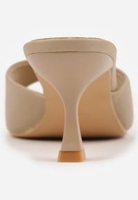 Renee - Ciemnobeżowe Klapki Peep Toe na Niskiej Szpilce Carinatia. Okazja: na co dzień. Nosek buta: otwarty. Kolor: beżowy. Materiał: jeans. Styl: casual, elegancki #5