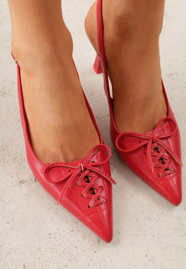 Renee - Czerwone Szpilki Slingback VICES Zdobione Gorsetowym Wiązaniem z Kokardą Azimuna. Okazja: na co dzień. Kolor: czerwony. Materiał: jeans, koronka. Wzór: aplikacja. Obcas: na szpilce. Styl: casual, elegancki