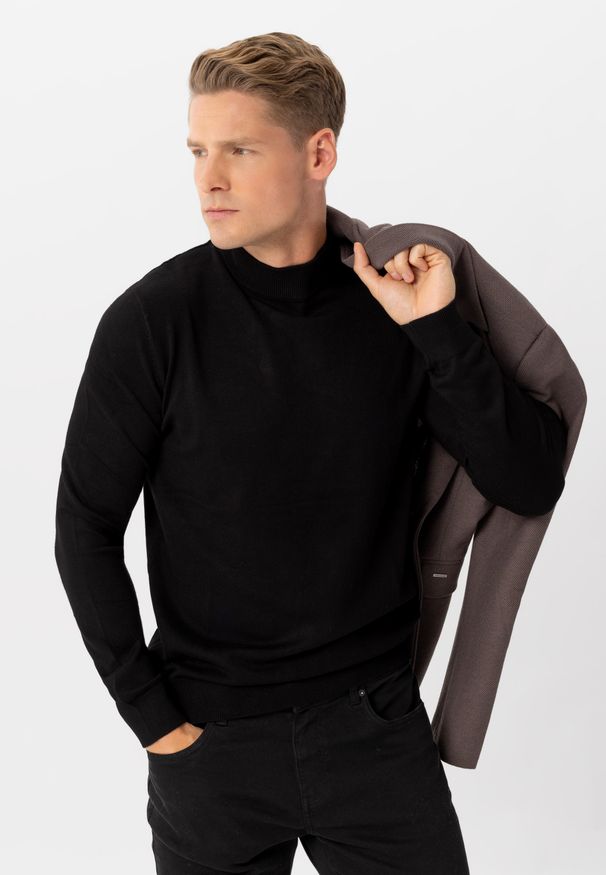 Volcano - Sweter półgolf S-BAZ. Materiał: prążkowany, dzianina, materiał. Wzór: aplikacja, gładki, ze splotem. Styl: klasyczny