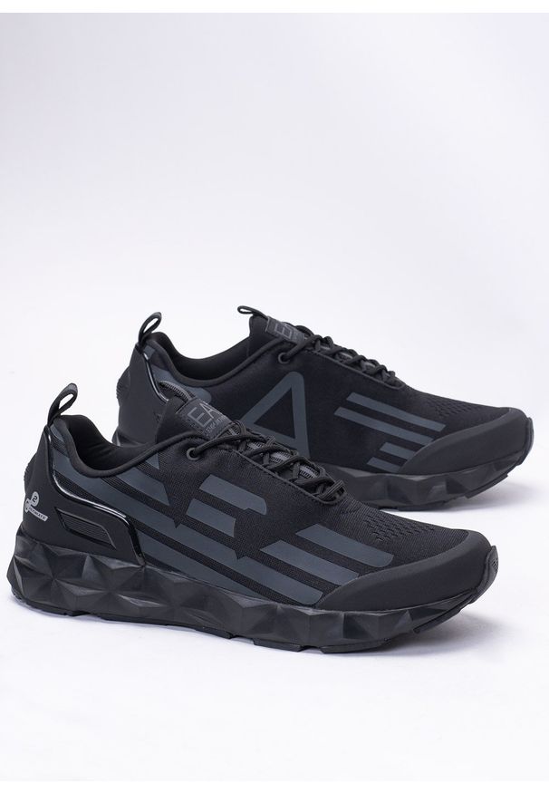 Sneakersy męskie czarne EA7 Emporio Armani X8X033 XCC52 Q615. Okazja: na co dzień, do pracy, na spacer. Kolor: czarny. Sport: turystyka piesza