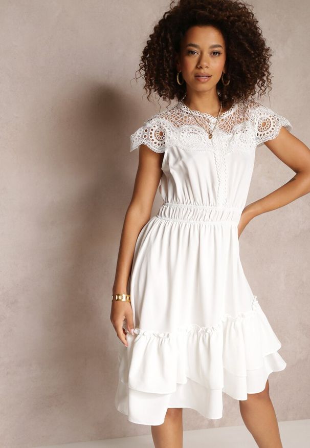 Renee - Biała Rozkloszowana Sukienka Midi z Gumką w Talii i Koronkowym Dekoltem Panita. Kolor: biały. Materiał: koronka. Styl: boho. Długość: midi