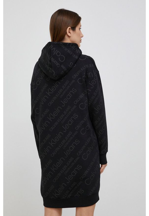 Calvin Klein Jeans Sukienka kolor czarny mini prosta. Okazja: na co dzień. Typ kołnierza: kaptur. Kolor: czarny. Wzór: nadruk. Typ sukienki: proste. Materiał: dzianina. Długość rękawa: długi rękaw. Styl: casual. Długość: mini