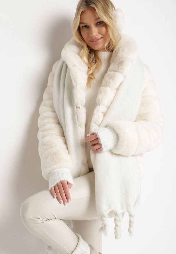 Born2be - Jasnobeżowa Kurtka Futrzana z Przeszyciami Raline. Kolor: beżowy. Materiał: futro