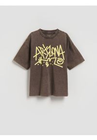 Reserved - T-shirt z nadrukiem - brązowy. Kolor: brązowy. Materiał: dzianina, bawełna. Wzór: nadruk #1