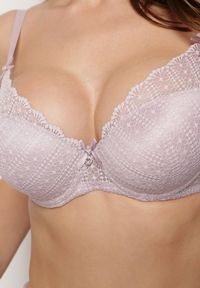 Renee - Ciemnoróżowy Biustonosz Push Up Ozdobiony Koronką i Cyrkoniami Verikellia. Kolor: różowy. Materiał: koronka. Rodzaj stanika: push-up. Wzór: aplikacja, koronka
