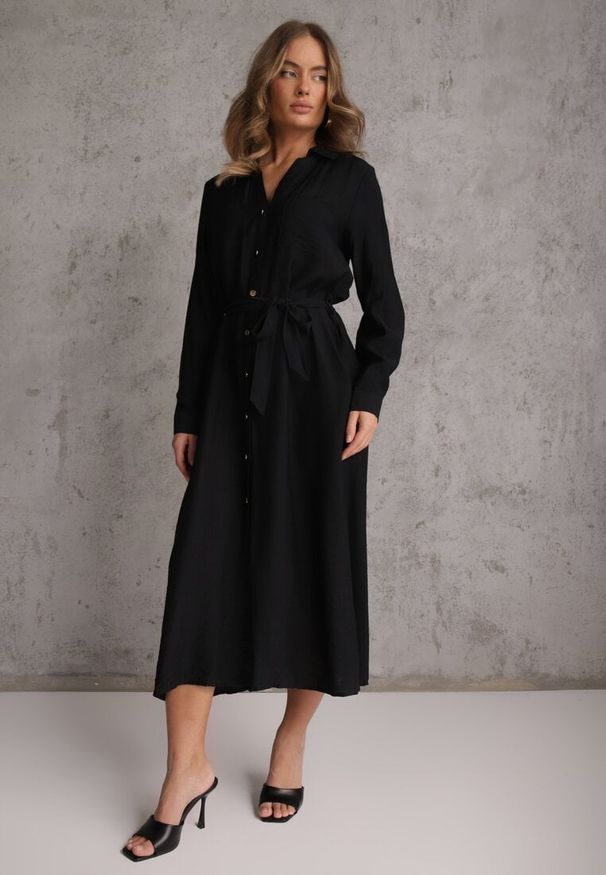 Renee - Czarna Sukienka z Wiskozą o Koszulowym Kroju z Wiązanym Paskiem Rissanni. Kolor: czarny. Materiał: wiskoza. Typ sukienki: koszulowe. Styl: elegancki, klasyczny