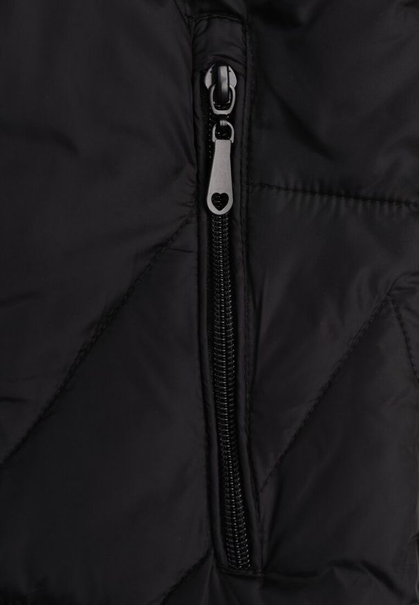 Renee - Czarna Pikowana Kurtka Przejściowa z Kapturem Silidi. Okazja: na co dzień. Typ kołnierza: kaptur. Kolor: czarny. Materiał: jeans. Styl: casual, klasyczny, elegancki