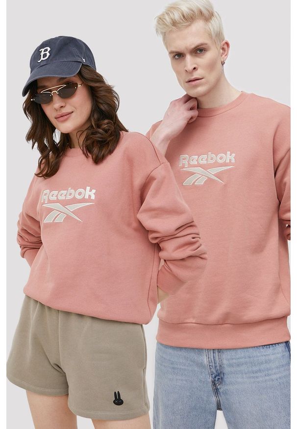 Reebok Classic Bluza bawełniana kolor pomarańczowy z aplikacją. Okazja: na co dzień. Kolor: pomarańczowy. Materiał: bawełna. Wzór: aplikacja. Styl: casual