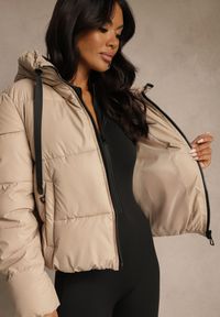Renee - Beżowa Kurtka Puffer z Pikowanymi Przeszyciami i Kapturem Renaria. Okazja: na co dzień. Typ kołnierza: kaptur. Kolor: beżowy. Materiał: poliester, jeans. Sezon: zima. Styl: casual