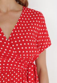 Born2be - Czerwona Sukienka Echosia. Kolor: czerwony. Materiał: materiał. Długość rękawa: krótki rękaw. Wzór: kropki. Typ sukienki: kopertowe. Długość: maxi #4