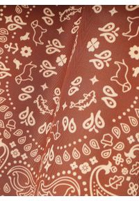 Pako Lorente - PAKO LORENTE - Jasnobrązowa poszetka we wzór. Kolor: brązowy. Materiał: poliester. Wzór: geometria #2