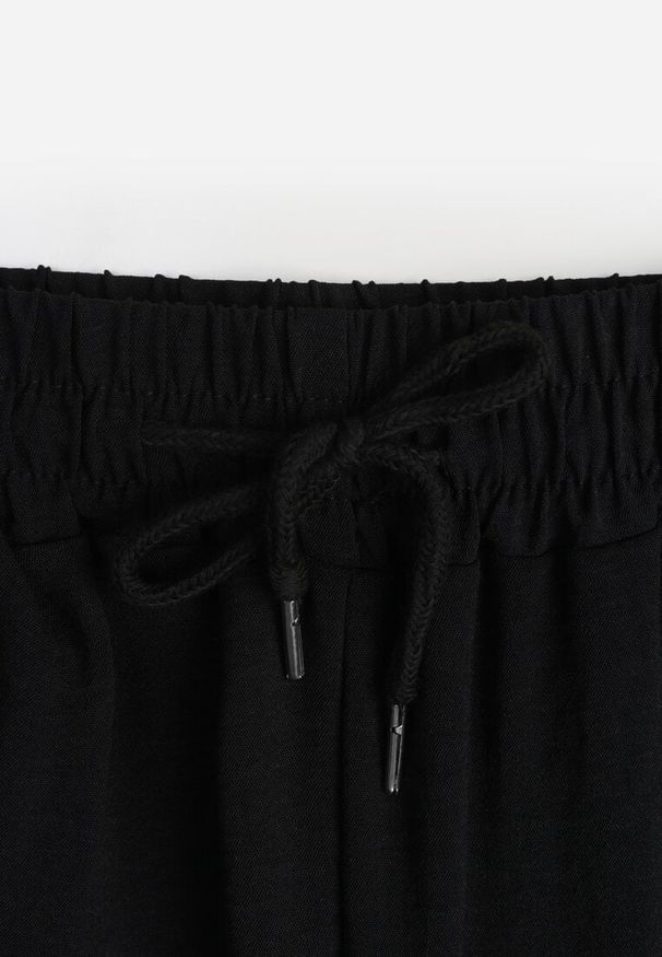 Renee - Czarne Spodnie High Waist ze Sznurkiem w Talii i Prostą Nogawką Raveann. Okazja: na co dzień, na spacer. Stan: podwyższony. Kolor: czarny. Wzór: aplikacja. Styl: casual