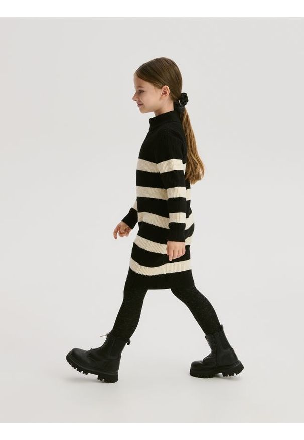 Reserved - Dzianinowa sukienka w paski - wielobarwny. Materiał: dzianina. Wzór: paski