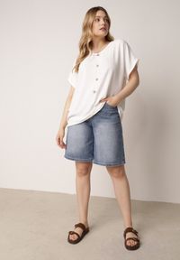 Born2be - Biała Bluzka z Bawełną o Nietoperzowym Kroju z Guzikami Mistwin. Okazja: do pracy, na co dzień. Kolor: biały. Materiał: bawełna. Styl: klasyczny, casual #4