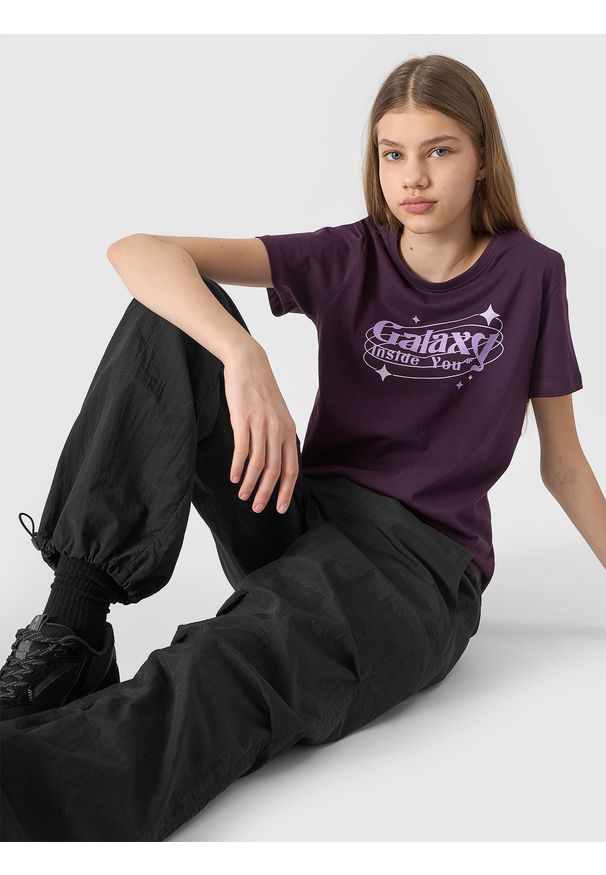 4f - 4F T-shirt z nadrukiem dziewczęcy - ciemny fiolet 146 (10-11 lat). Okazja: na co dzień. Kolor: fioletowy. Materiał: bawełna, jersey, dzianina. Długość rękawa: krótki rękaw. Długość: krótkie. Wzór: nadruk. Sezon: lato. Styl: sportowy, casual