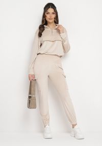 Born2be - Jasnobeżowy Welurowy Komplet Dresowy Bluza z Ozdobną Kieszenią i Luźne Spodnie z Kieszeniami Whisperia. Kolor: beżowy. Materiał: welur, dresówka #4