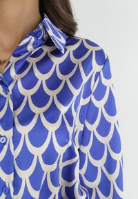 Born2be - Niebieska Koszulowa Sukienka z Wiązanym Paskiem Atheneta. Kolor: niebieski. Materiał: materiał. Wzór: nadruk. Typ sukienki: koszulowe #4