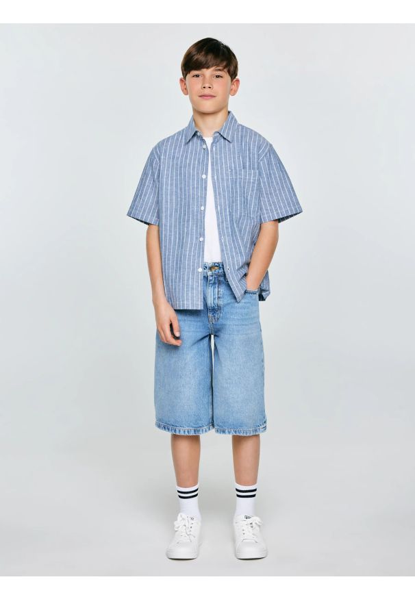 Big-Star - Koszula chłopięca oversize w prążek niebieska Wenling 401. Okazja: na co dzień. Kolor: niebieski. Materiał: tkanina, bawełna, len. Długość rękawa: krótki rękaw. Długość: krótkie. Wzór: prążki. Sezon: lato. Styl: casual, elegancki, klasyczny
