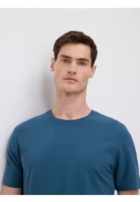 Reserved - T-shirt regular z włóknem bambusowym - granatowy. Kolor: niebieski. Materiał: włókno