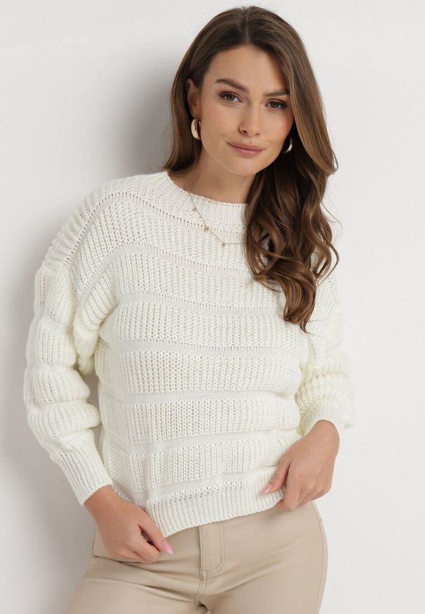 Born2be - Jasnobeżowy Sweter o Krótkim Fasonie z Luźnymi Rękawami Hejlla. Kolor: beżowy. Materiał: materiał. Długość: krótkie. Sezon: zima, jesień