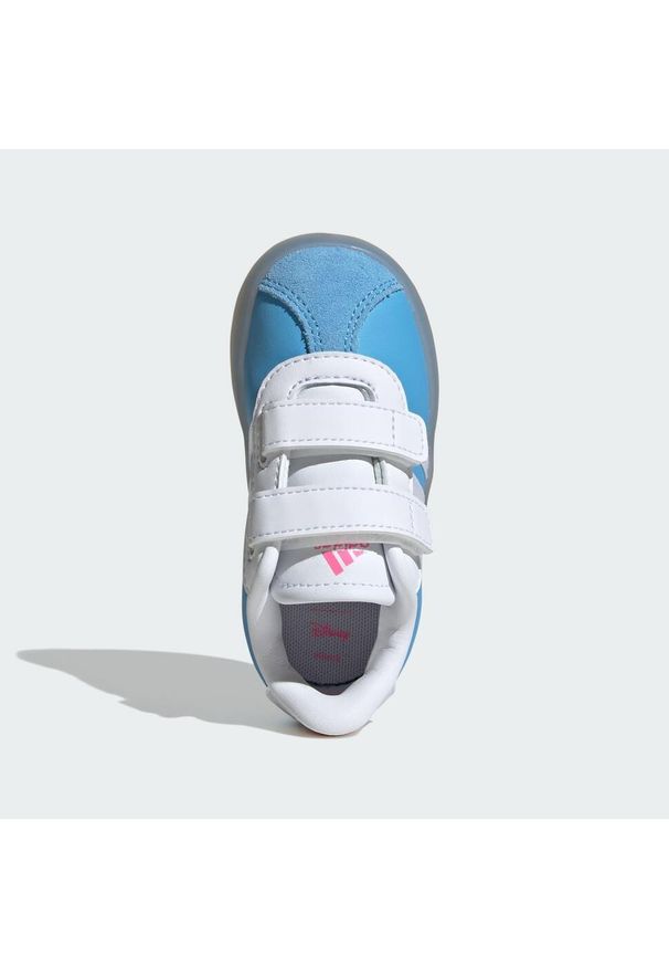 Adidas - Buty dla dzieci adidas Disney Cinderella VL Court 3.0. Kolor: biały, wielokolorowy, różowy, niebieski. Wzór: motyw z bajki