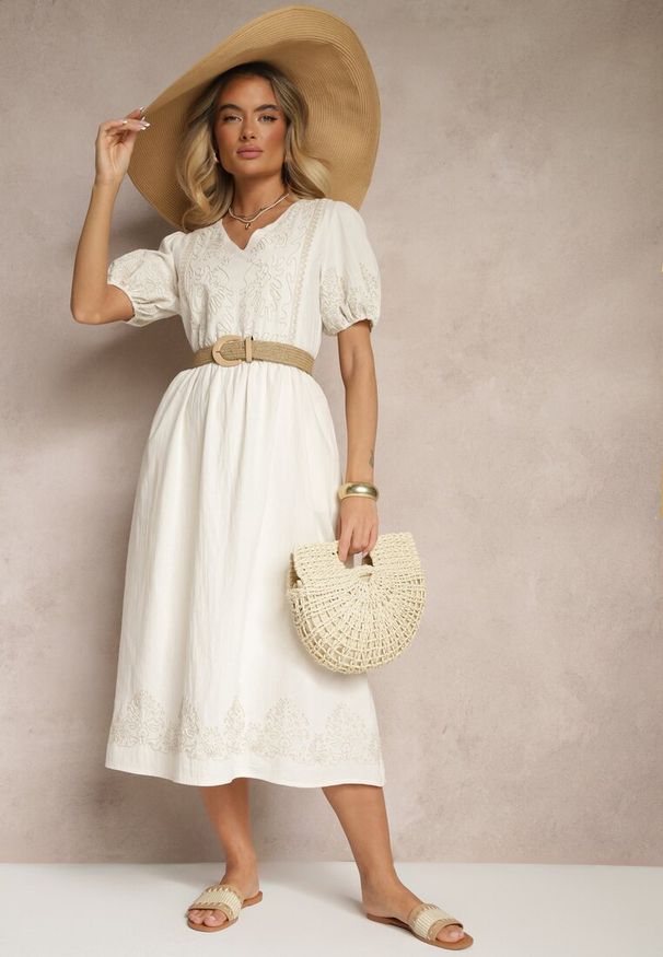 Renee - Biała Rozkloszowana Sukienka z Bawełny w Stylu Boho z Haftowanymi Zdobieniami Lannilsa. Typ kołnierza: dekolt w kształcie V. Kolor: biały. Materiał: bawełna. Wzór: haft, aplikacja. Styl: boho