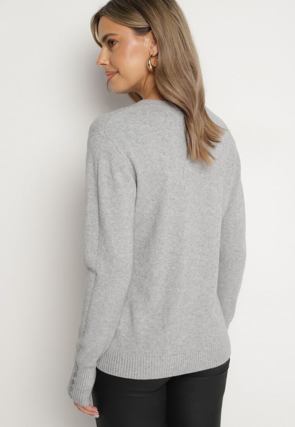 Born2be - Szary Sweter z Bawełną i Wiskozą z Guzikami przy Rękawach Nareliss. Okazja: na co dzień. Kolor: szary. Materiał: bawełna, wiskoza. Styl: elegancki, casual