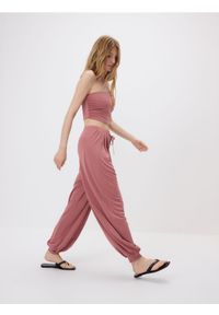 Reserved - Spodnie jogger z modalem - jasnofioletowy. Kolor: fioletowy. Materiał: dzianina #1