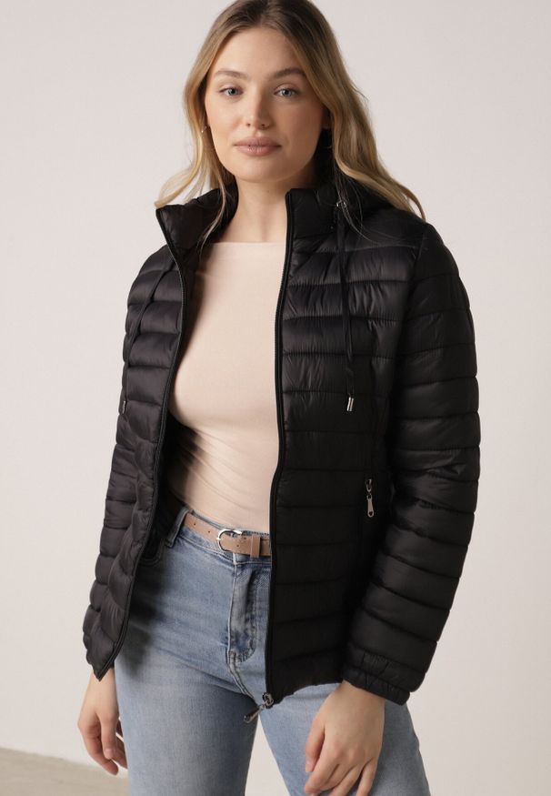 Born2be - Czarna Klasyczna Kurtka Przejściowa z Pikowaniem i Odpinanym Kapturem Fezizola. Okazja: na co dzień. Kolor: czarny. Materiał: jeans. Sezon: wiosna, jesień. Styl: klasyczny