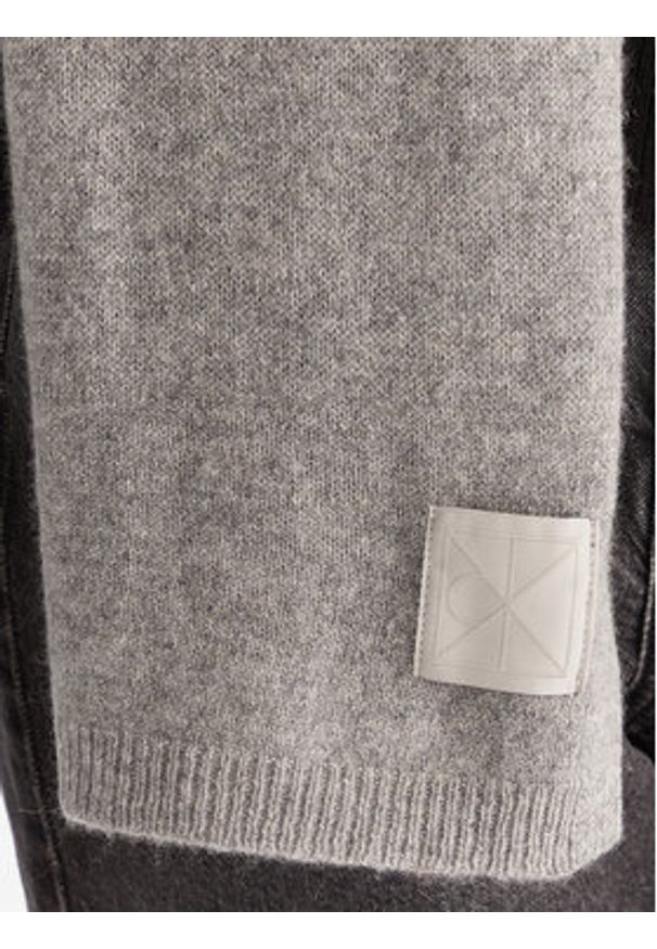 Calvin Klein Szalik Emblem LV04D8014G Szary. Kolor: szary. Materiał: kaszmir, materiał