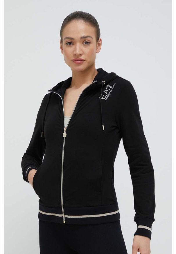EA7 Emporio Armani bluza damska kolor czarny z kapturem z nadrukiem. Typ kołnierza: kaptur. Kolor: czarny. Długość rękawa: długi rękaw. Długość: długie. Wzór: nadruk