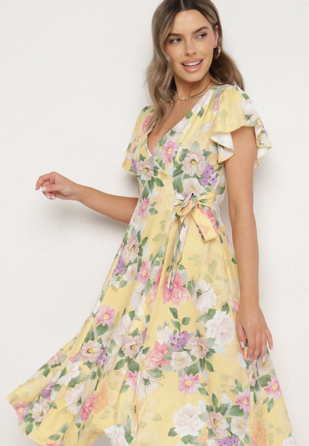 Born2be - Żółta Kwiatowa Sukienka z Kopertowym Dekoltem Atorina. Okazja: na co dzień, na spotkanie biznesowe, do pracy. Typ kołnierza: dekolt kopertowy. Kolor: żółty. Wzór: kwiaty. Typ sukienki: kopertowe. Styl: biznesowy, casual