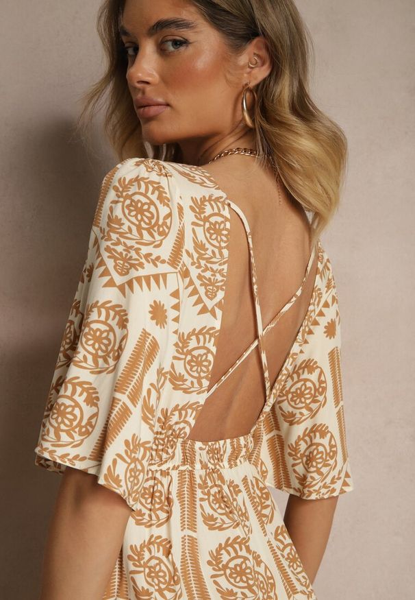 Renee - Ciemnobeżowa Sukienka Boho Rozkloszowana z Wiskozy z Odkrytymi Plecami Tuvria. Okazja: na co dzień. Typ kołnierza: dekolt w kształcie V. Kolor: beżowy. Materiał: wiskoza. Typ sukienki: rozkloszowane. Styl: boho