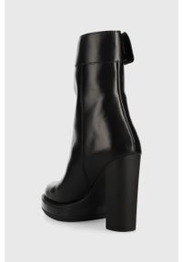 Love Moschino botki skórzane damskie kolor czarny na słupku. Kolor: czarny. Materiał: skóra. Obcas: na słupku. Wysokość obcasa: średni #5