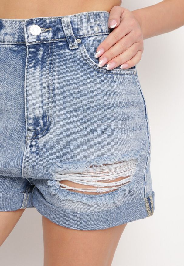 Born2be - Niebieskie Szorty Bawełniane Jeansowe z Dziurami Pelolia. Okazja: na co dzień. Kolor: niebieski. Materiał: bawełna, jeans. Sezon: lato. Styl: młodzieżowy, casual, wizytowy, klasyczny, elegancki